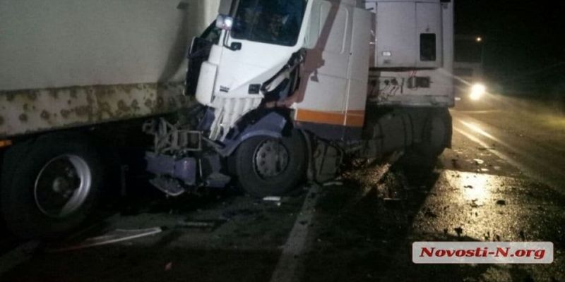 Ночью в Николаевской области на трассе столкнулись две фуры: есть пострадавшие