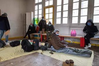 Сотні мігрантів захопили будівлю колишнього дитсадка в Парижі