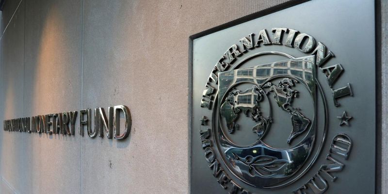 МВФ ухвалив нову програму для України та виділив перший транш