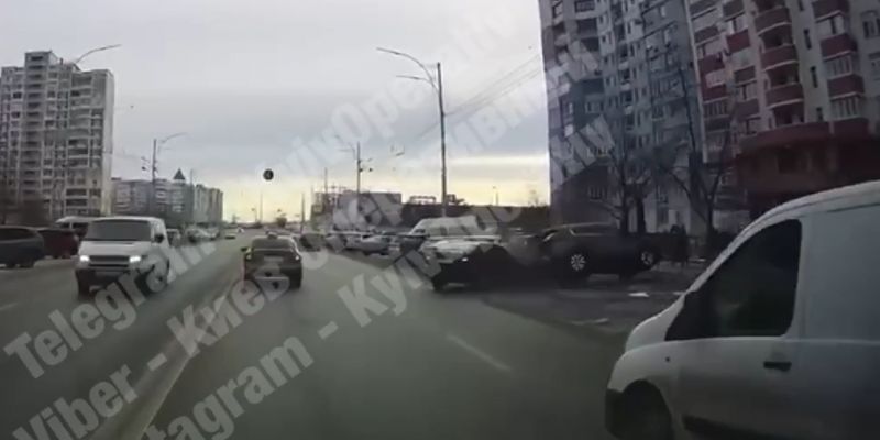 У Києві "гонщик" спробував виконати трюк на дорозі й поплатився: з'явилося відео