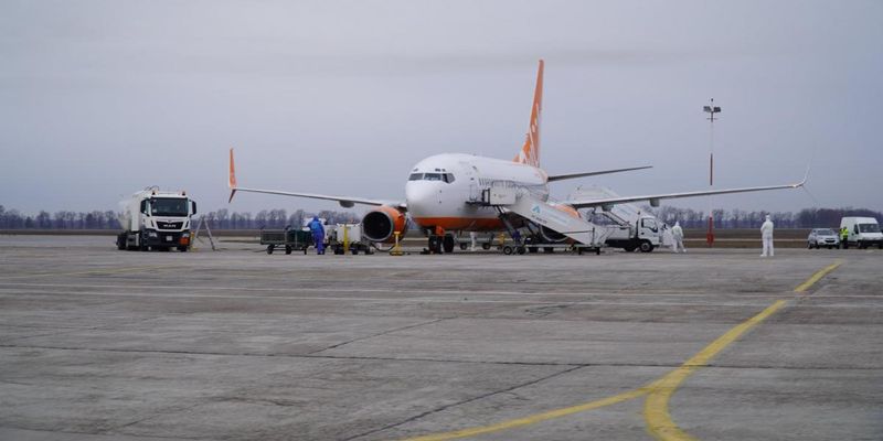 Літак з українцями з Китаю прибув до Харкова