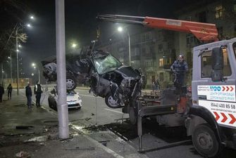 У Києві водій Mercedes влетів у стовп і втік з місця ДТП