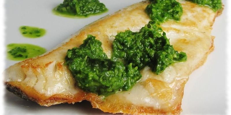 Запекаем на Рождество сочную рыбу с зеленью: простой рецепт/Попробуйте вкусное блюдо в Сочельник