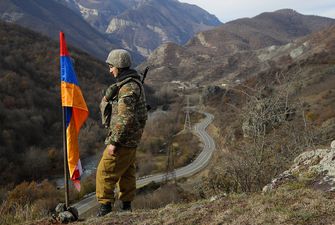 В Карабахе ввели военное положение: Минобороны РФ просит Азербайджан отвести войска
