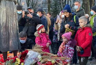 "Путін схожий на Сталіна. Бандити завжди мають щось спільне" - як тисячі людей вшанували жертв Голодомору