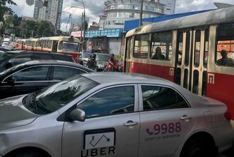 На столичной Лукьяновке «автохам» заблокировал движение трех трамваев