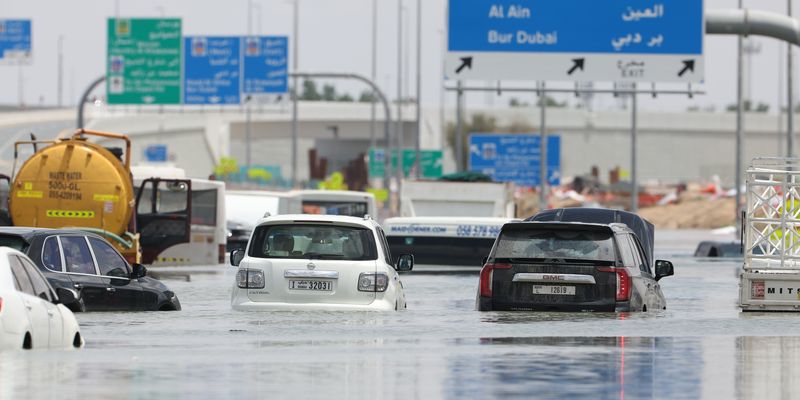 Сотни элитных авто ушли под воду в результате наводнения в ОАЭ и Омане