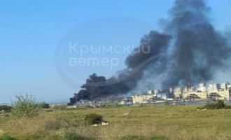 Дымом заволокло пол неба: в Крыму большой пожар в городе, где стоят российские морпехи
