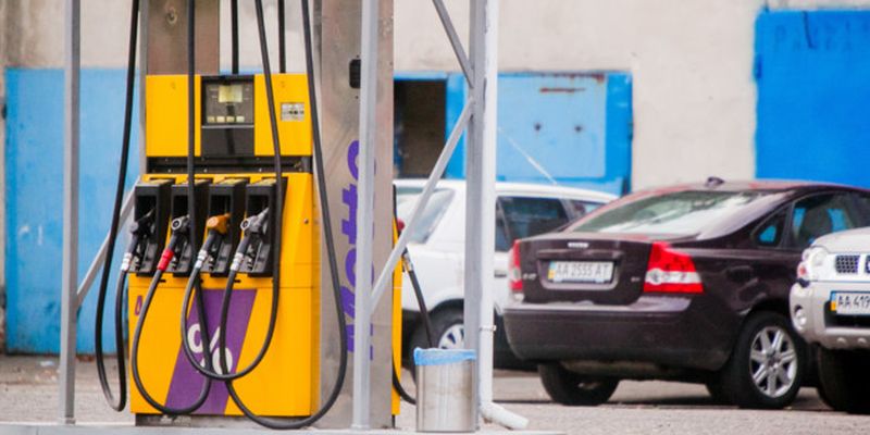 Цены на бензин резко упали: известна причина