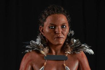 На троне из рогов: Ученые показали облик женщины-шамана из Швеции, которая жила 7000 лет назад