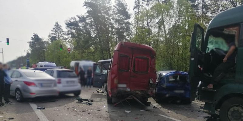 В Киеве в ДТП столкнулись шесть автомобилей, много пострадавших. Фото с места аварии