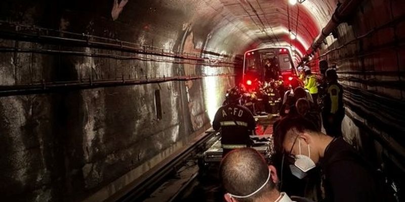 В столице США поезд метро сошел с рельсов: 400 пассажиров оказались в ловушке