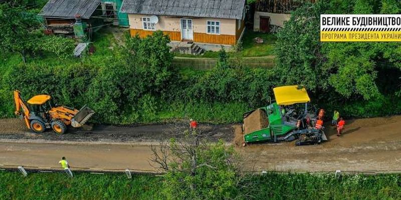 У Чернівецькій області відновлюють дорогу до буковинських Карпат