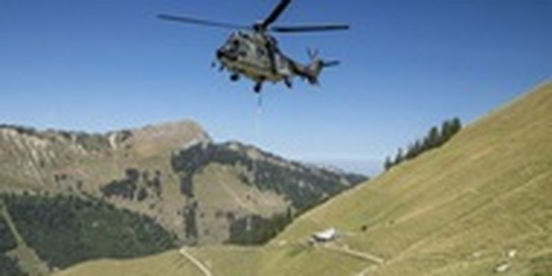 Швейцарская армия вертолетами доставляет воду животным в Альпы
