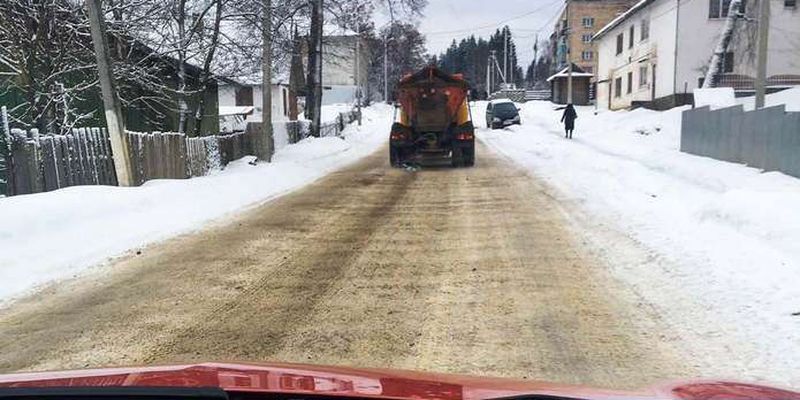 Гірські села Буковини засипало снігом: дорожники розчистили шляхи
