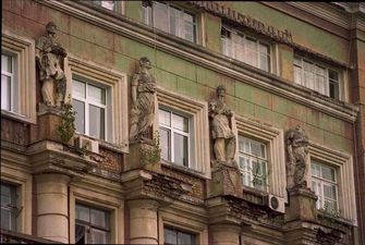 З будинків у центрі Києва зникли декоративні статуї, а влада нічого не знає