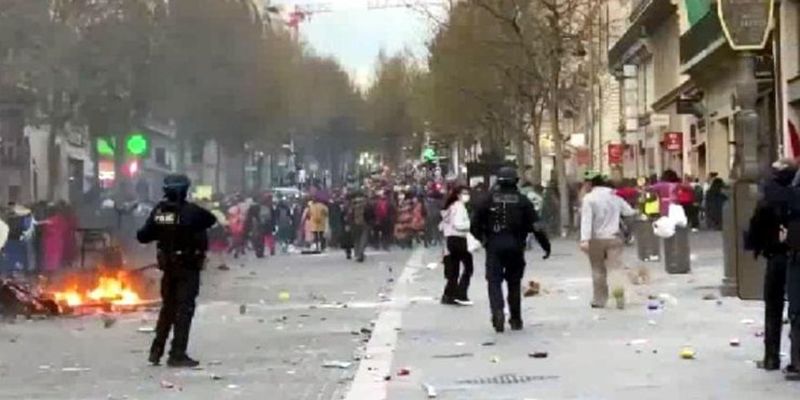 Массовые штрафы и столкновения с полицией: в Марселе разогнали многотысячный карнавал
