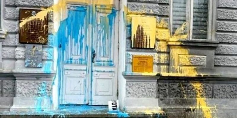 "Крым – это Украина": в Евпатории "украсили" сине-желтой краской администрацию оккупантов
