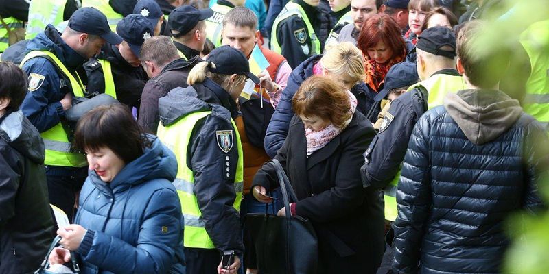 У центрі Києва правоохоронці надали допомогу чоловіку, у якого стався серцевий напад
