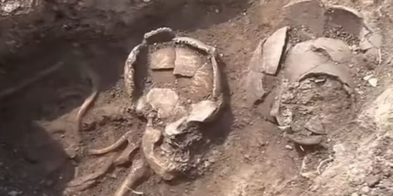 ​В Трансильвании нашли древнее кладбище с загадочными горшками на черепах: фото и видео
