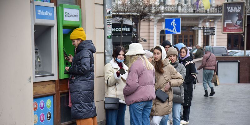 Украинцам могут отменить комиссию за снятие денег в банкомате: НБУ назвал условие