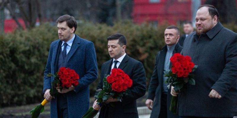 Руководители государства возложили цветы к памятникам Шевченко и Грушевскому