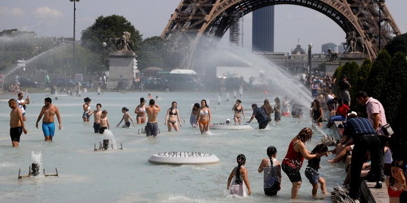Туристи рятуються від спеки в найвідоміших фонтанах європейських столиць