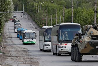 Выход украинских бойцов с "Азовстали": территорию завода покинули минимум семь автобусов