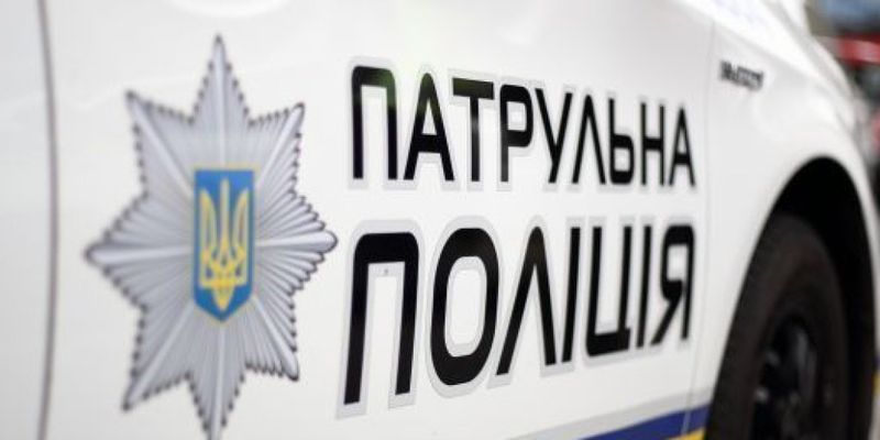 Пьяные мажорки на Bentley устроили перепалку с патрульными в центре Киева