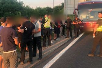 "Приїхали попрацювати". Поліція затримала на в’їзді до Києва автобуси з "тітушками"