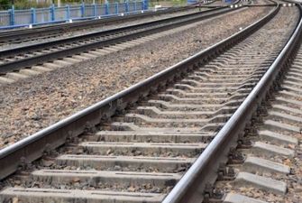Сидел на рельсах: поезд на скорости насмерть сбил пенсионера