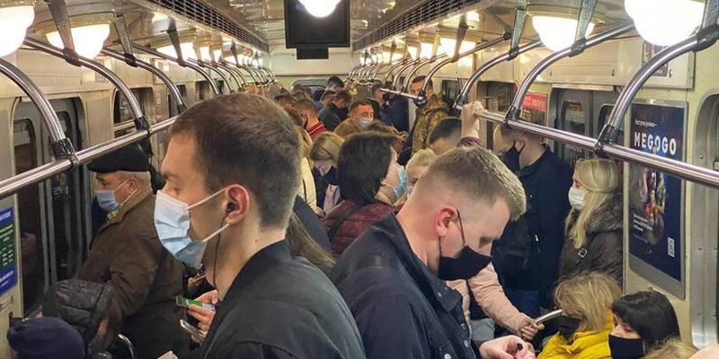 В киевском метро забиты вагоны, а проверяющих нет