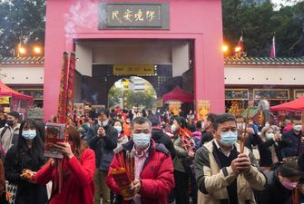 "Золотые" тигры и все в красном: жители Китая отмечают Новый год-2022