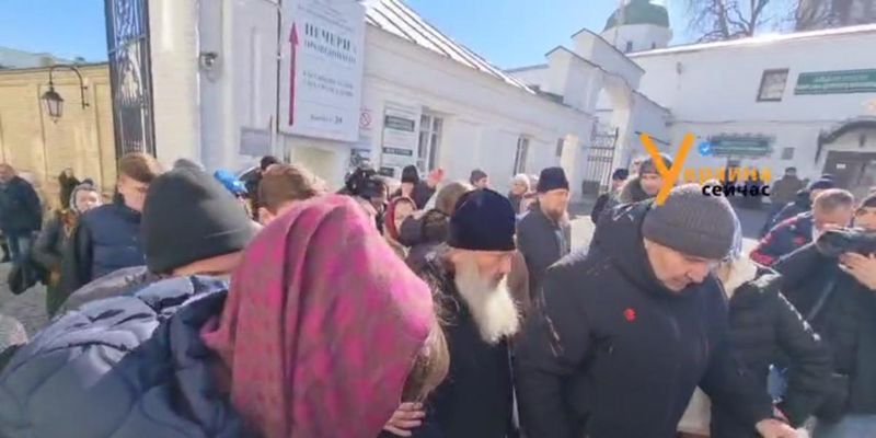 Скандал в Лавре: митрополит Павел пригрозил журналистам палкой, реакция верующих ужаснула