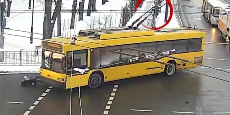 В Киеве троллейбус снес женщину: видео