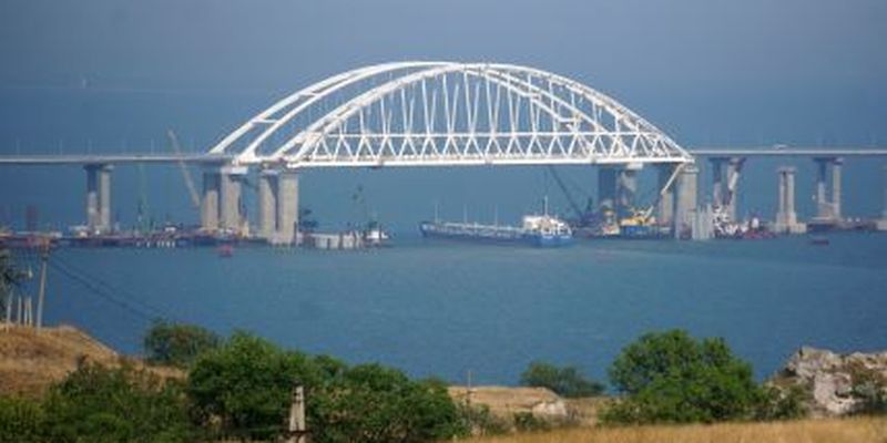 Оккупанты временно перекрыли движение по мосту через Керченский пролив
