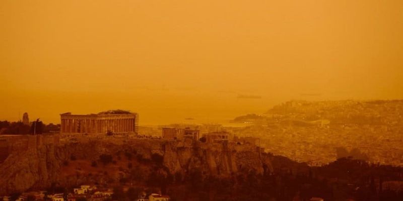 Похоже на марсианские виды: впечатляющие кадры песчаной бури в Греции