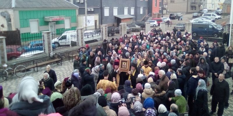 На Житомирщине сотни верующих УПЦ встретили икону святителя Луки Крымского с частицей его мощей