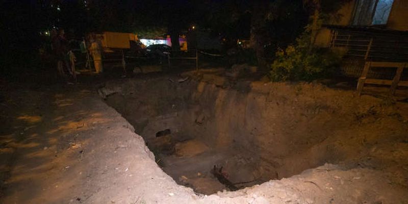 У Києві чоловік упав у трьохметрову яму, вириту комунальниками посеред двору