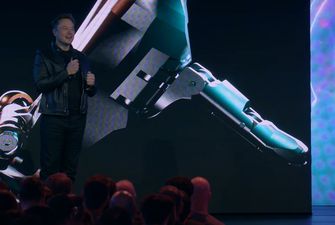 Илон Маск впервые показал в действии робота Tesla Optimus за $20 000