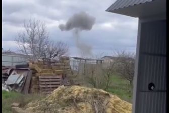 Столб дыма: возле аэропорта в Гвардейском в Крыму прозвучали взрывы, — росСМИ