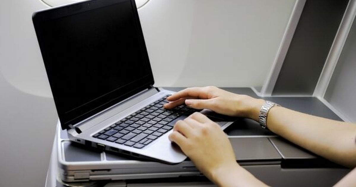 Как использовать ноутбук как телефон. Ноутбук в самолете. В самолете с ноутом. Ноутбук ноутбук в самолете. Чемодан для ноутбука.