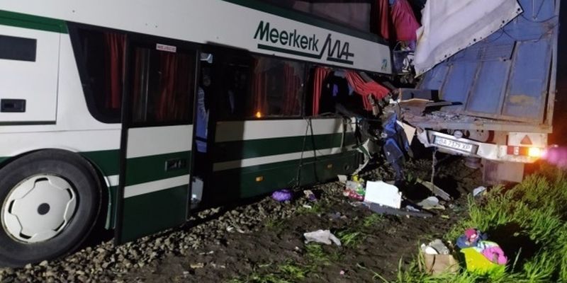 В Кировоградской области пассажирский автобус попал в ДТП, трое погибших