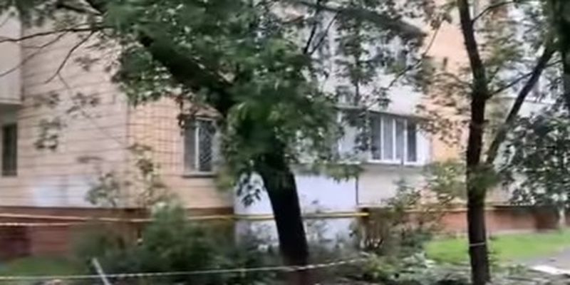 Чудом никто не погиб: в Киеве обрушилась пристройка балкона в жилом доме, видео