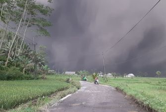 В Индонезии самый высокий вулкан выбросил в воздух столб дыма на 1,5 км