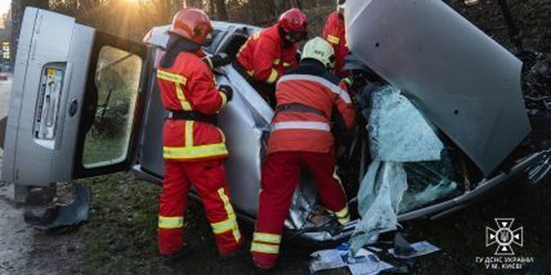 В Киеве автомобиль врезался в дерево: водитель погиб