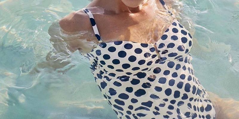 Ближе к воде: какие купальники носят этим летом Эмили Ратаковски, Изабель Гулар, Настя Каменских и другие звезды
