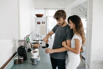 2 хвилини в день можуть зробити стосунки щасливішими: милі ранкові ритуали для пари