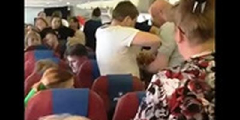 Буянившую в самолете пассажирку утихомирили скотчем
