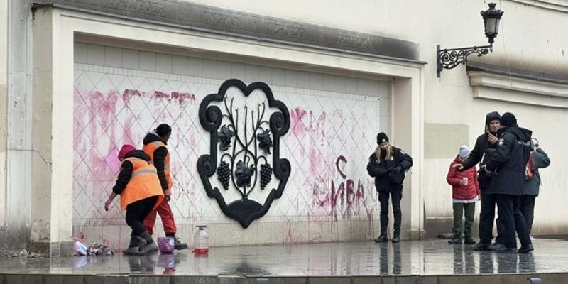 В Ужгороде неизвестные расписали стену антисемитскими надписями